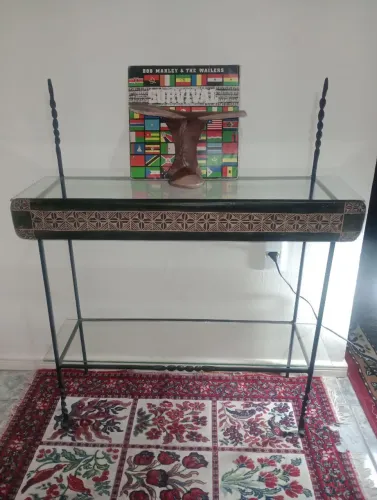 Aparador Afro-Contemporâneo em Ferro e Madeira Entalhada