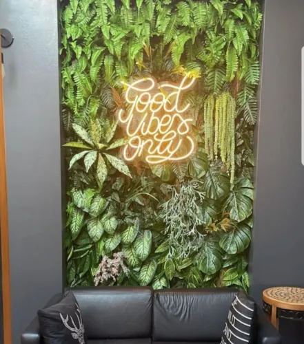 Painel Decorativo Jardim Vertical com Neon