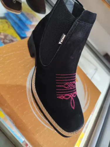 Bota Feminina Cano Curto Preta Bordada