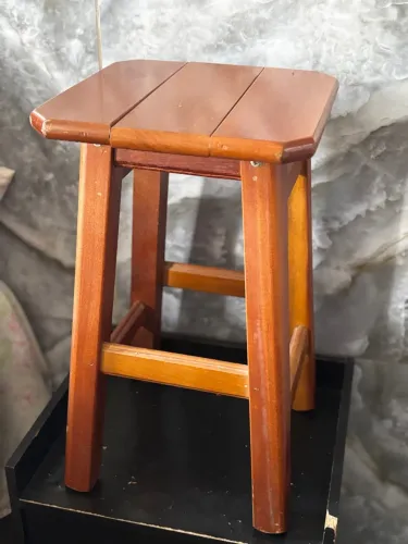 Banqueta de Madeira Maciça - Design Clássico