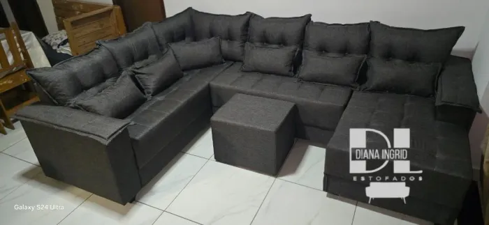 Sofá de canto modular cinza com puff