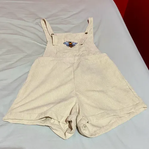 Macacão Shorts Bege Bordado Abelha Shein