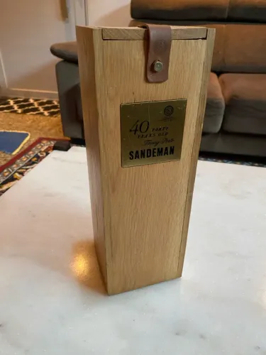 Antiga caixa de madeira vinho do Porto sandeman