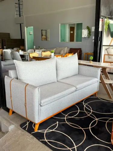 Sofá 2 Lugares Moderno Cinza com Detalhes em Couro