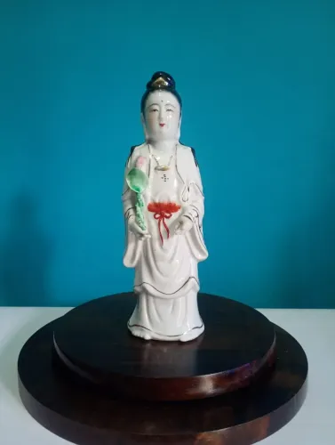 Antiga escultura em porcelana chinesa Kuan yin Deusa da misericórdia 