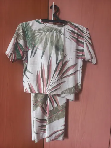 Conjunto de calça e blusa estampado tecido não amassa lava direto para o cabide tamanho m 