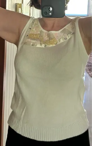 Blusa branca com detalhes em pérolas e pedrarias