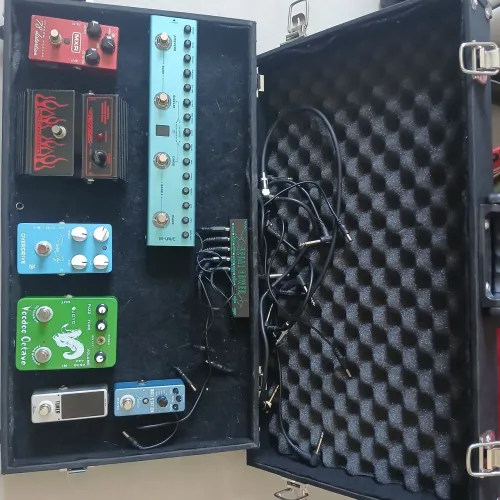 Excelente e completo set com 8 pedais + case e cabos de conexão 