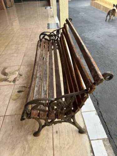 Banco de madeira para jardim