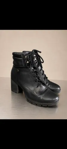 Botas beira rio preta com salto ? USADO