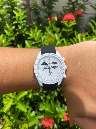 Relógio MoonSwatch Snoopy Face da Terra Branco + Pulseira Extra Preta Premium