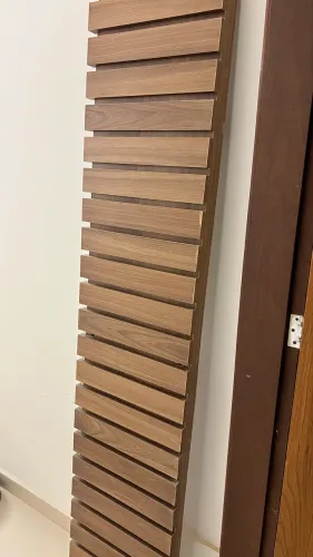 Painel vertical em madeira Feijó