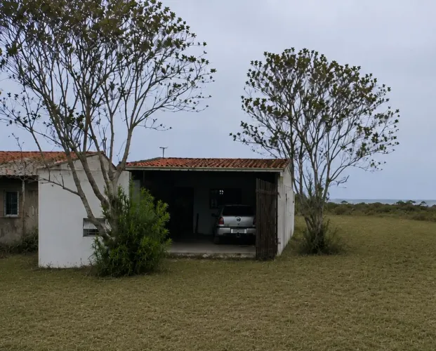 Vendo lindo terreno a 300 metros do mar. Com água, luz, de fundo para a avenida Beira mar.