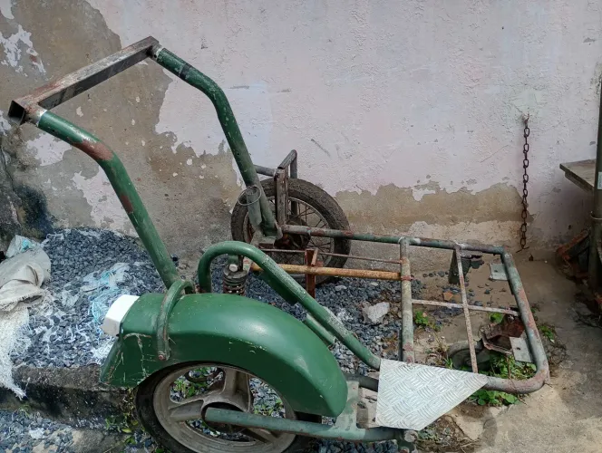 Carro com pneu de moto