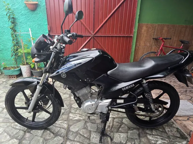 Motocicleta Yamaha Factor ed 2013 modelo 2014, preta, baixa quilometragem: 12.300 km.