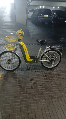 Vendo uma bicicleta velozes Precisando trocar a bateria.  Valo R$ 1.600,00r 