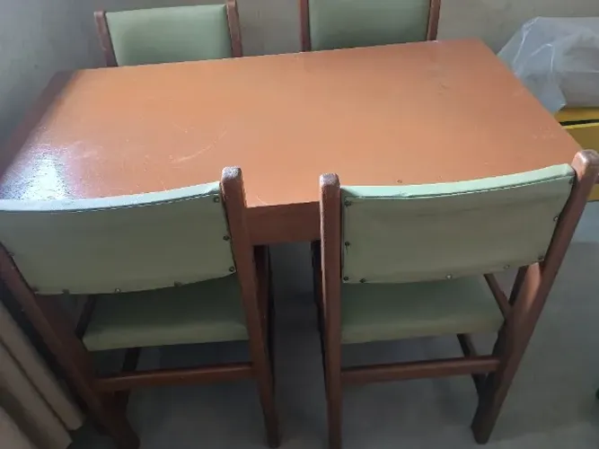 Mesa de Jantar em Madeira com 04 cadeiras