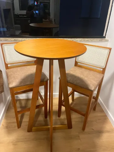 Mesa de bistrô e cadeiras
