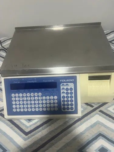 Venda de 2 balanças e 1 freezer Gelopar 510 lt