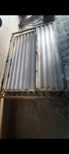 Vende se um portão de duas bandas com um portão social. 2.80 de largura ,2 metros e 20 alt