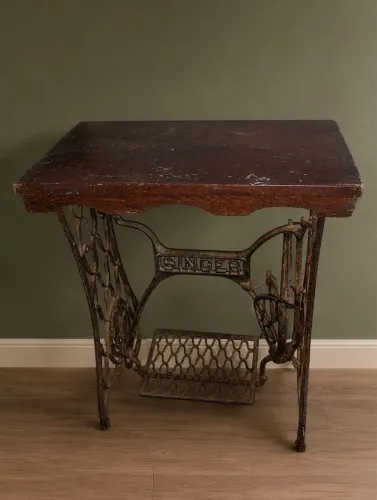 Mesa vintage feita com base de máquina de custura