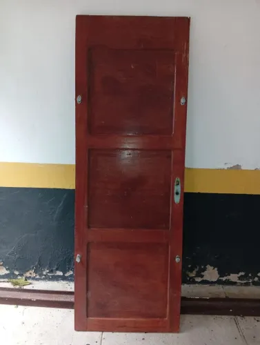 PORTA DE MADEIRA COM 04 TRINCOS