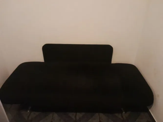 Sofá cama preto elegante