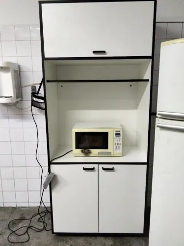 Armário Multiuso MDF Branco e Preto com Espaço para Micro-ondas