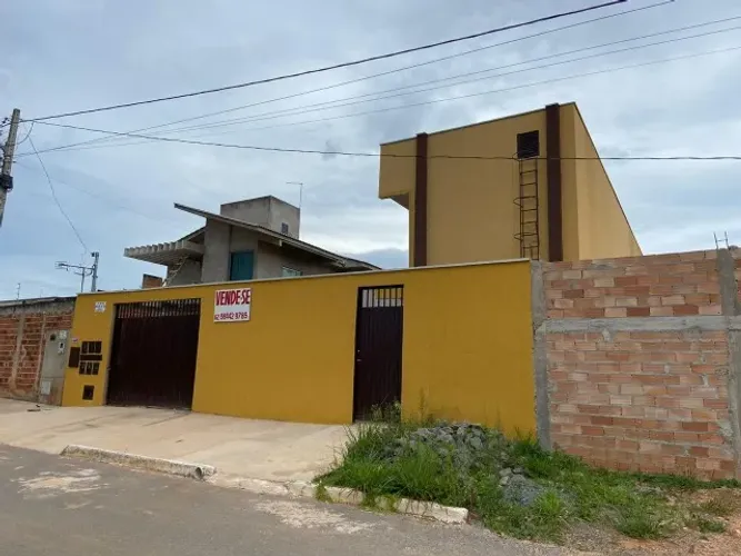 Sobrado com 4 kitnets já construídas;