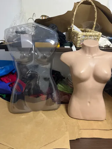 Cabide formato de corpo e manequim meio corpo