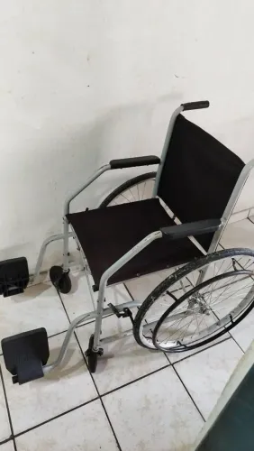 Cadeira de rodas em perfeitas condições