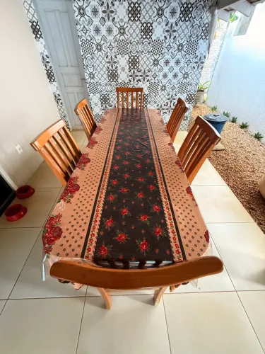 Vende se MESA DE MADEIRA + 6 CADEIRAS