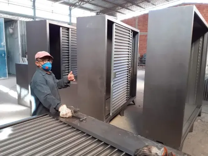 Serralheiro para montagem de Armário de Aço para Garagem