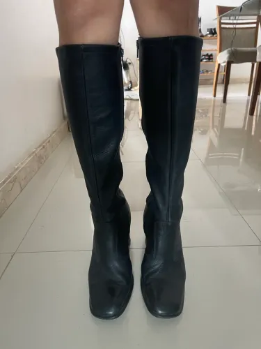 Bota em couro cano alto