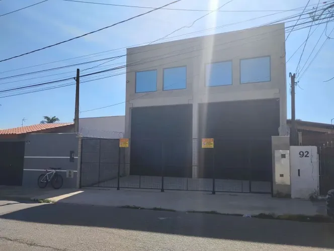 Barracão Comercial para Locação no Jardim Guarujá - Sorocaba-SP: 1 Sala, 2 Banheiros, 3 Va