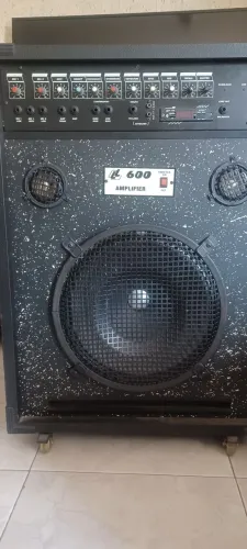Caixa amplificada 200 watts RMS