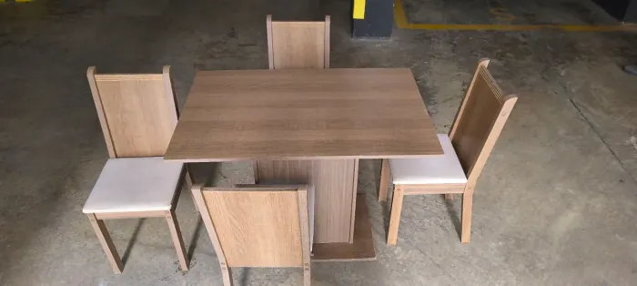 Mesa de quatro cadeiras...
