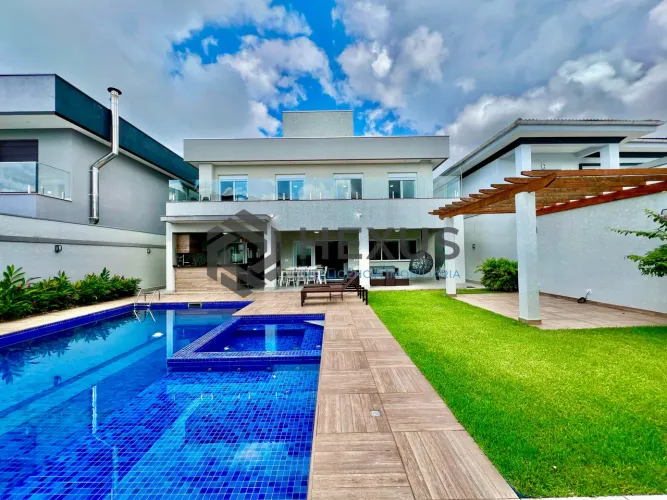 Casa reformada de alto padrão com piscina e área gourmet no Jardim Acapulco, Guaruja