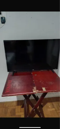Tv smart 32 polegadas, com algumas manchas 