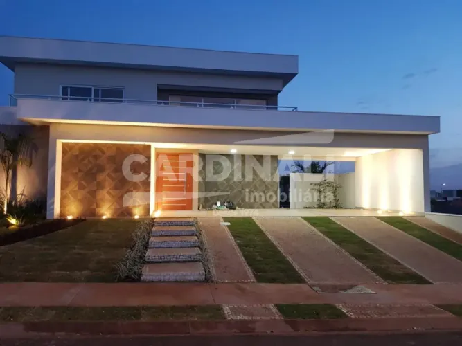 Casa em condomínio fechado, com excelente localização.