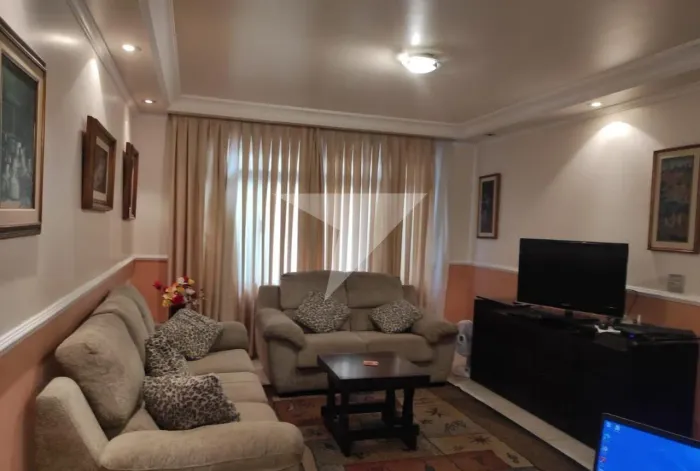 Sobrado no miolo da Vila Olímpia/Vila Nova em rua fechada. São 213 m² de terreno, 2 amplas