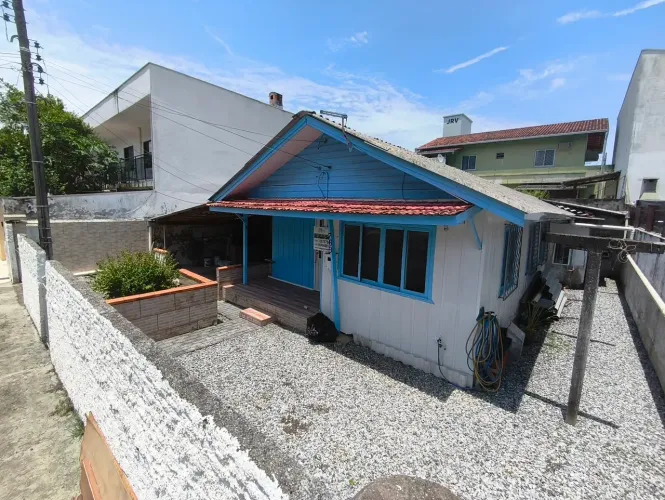 Casa de madeira para alugar em Balneário Camboriú