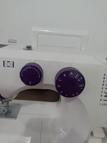 Máquina de Costura Pratika