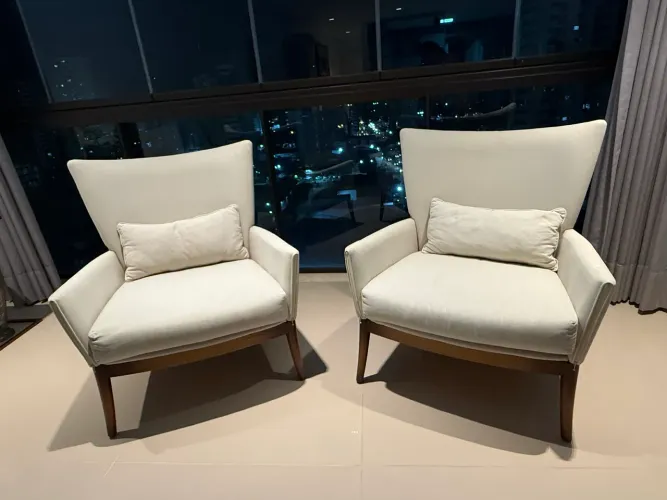 2 POLTRONAS SIERRA ORIGINAIS - DESIGN SOFISTICADO - OFF-WHITE  -  plaqueta identificação