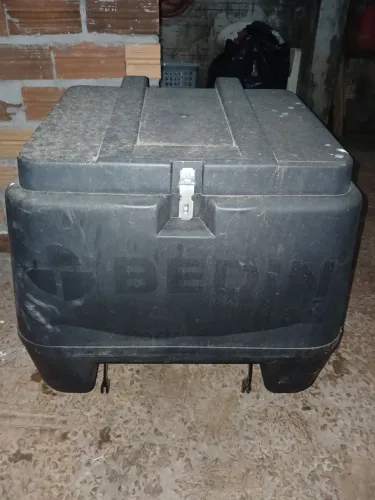 Caixa de 100 litros, para motoboy, não utilizo mais