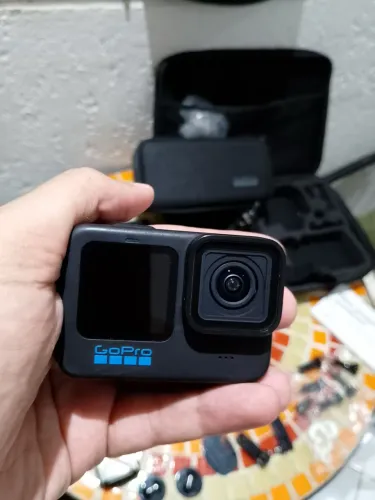 Câmera gopro 10 black hero com acessórios e cartão de memória