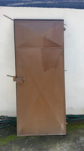 Portão de aço com fecho e batente