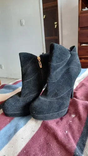 Ankle Boot em camurça Jorge Bischoff