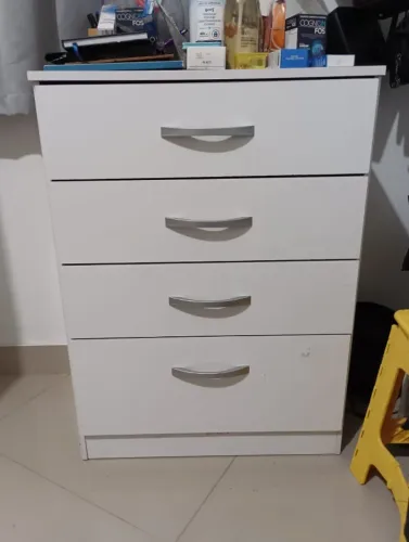 Cômoda / Gaveteiro Branco com 4 Gavetas - Compacto e Espaçoso