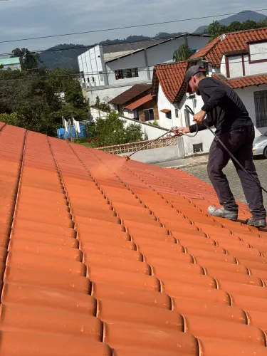 Renovação de Telhado Completa - Limpeza + Pintura